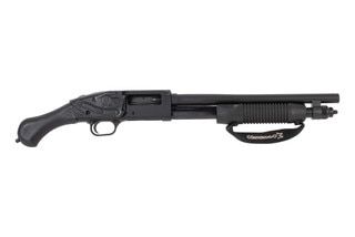 Mossberg 590 Shockwave Pump Action 20 Gauge Shotgun ha a corn cob forend with strap